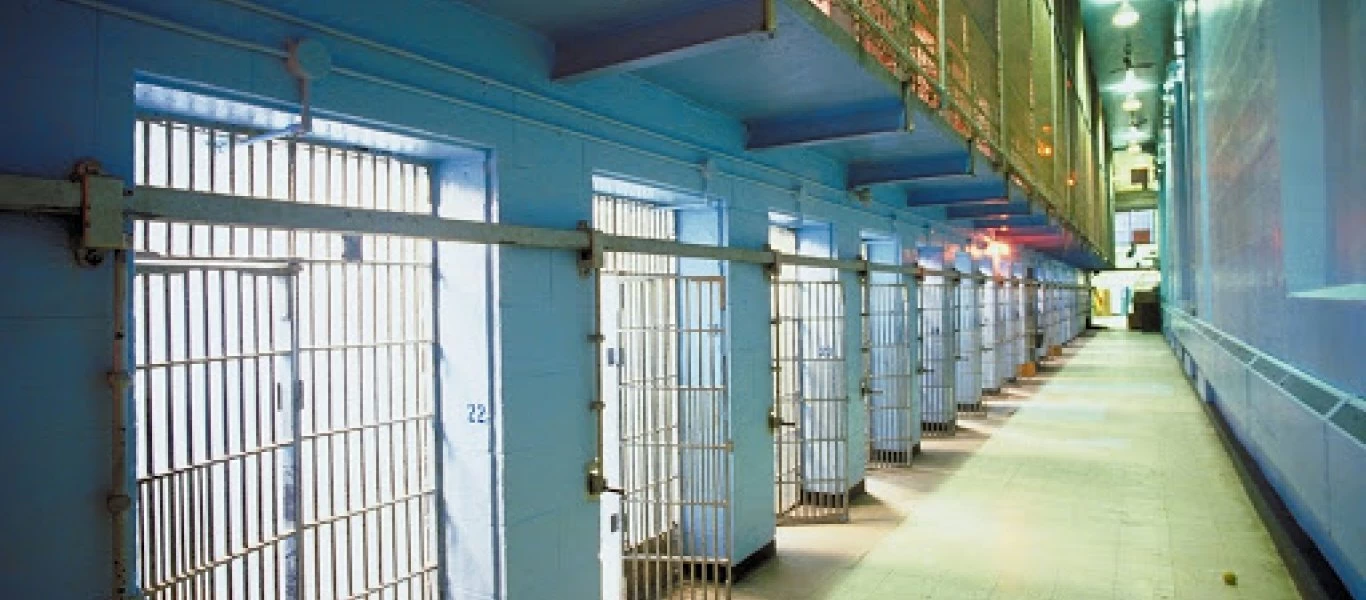 Κρατούμενος των φυλακών Αυλώνα κατηγορείται ως «εγκέφαλος» σπείρας που «ξάφριζε» ηλικιωμένους